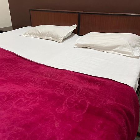 Raja Guest House -- Jalandhar Railway Station -- For Family, Couples, Travellers Екстериор снимка