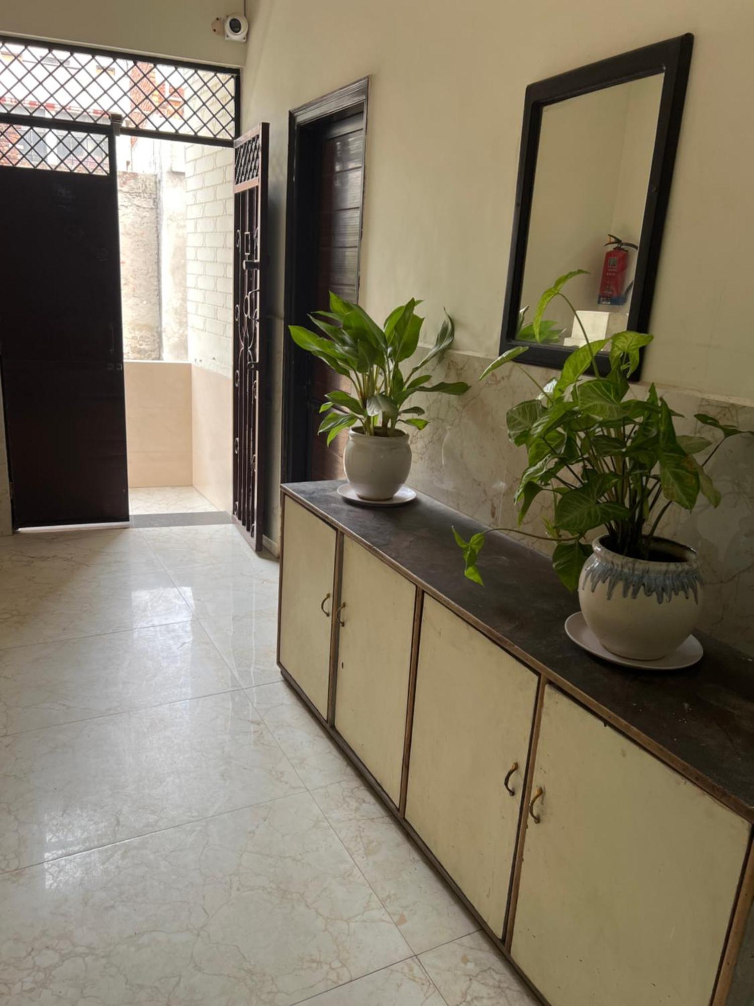 Raja Guest House -- Jalandhar Railway Station -- For Family, Couples, Travellers Екстериор снимка
