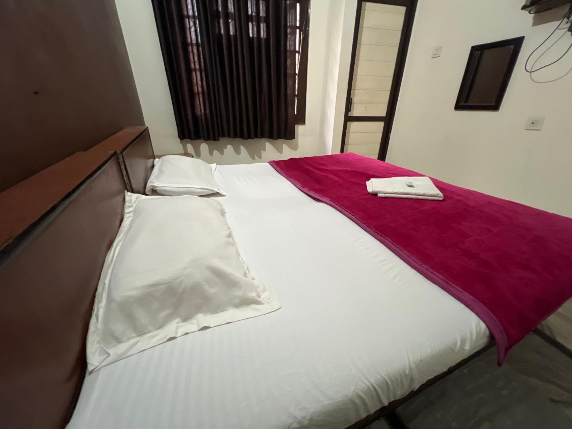 Raja Guest House -- Jalandhar Railway Station -- For Family, Couples, Travellers Екстериор снимка