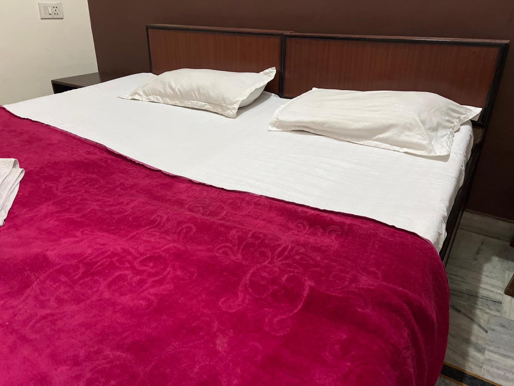 Raja Guest House -- Jalandhar Railway Station -- For Family, Couples, Travellers Екстериор снимка