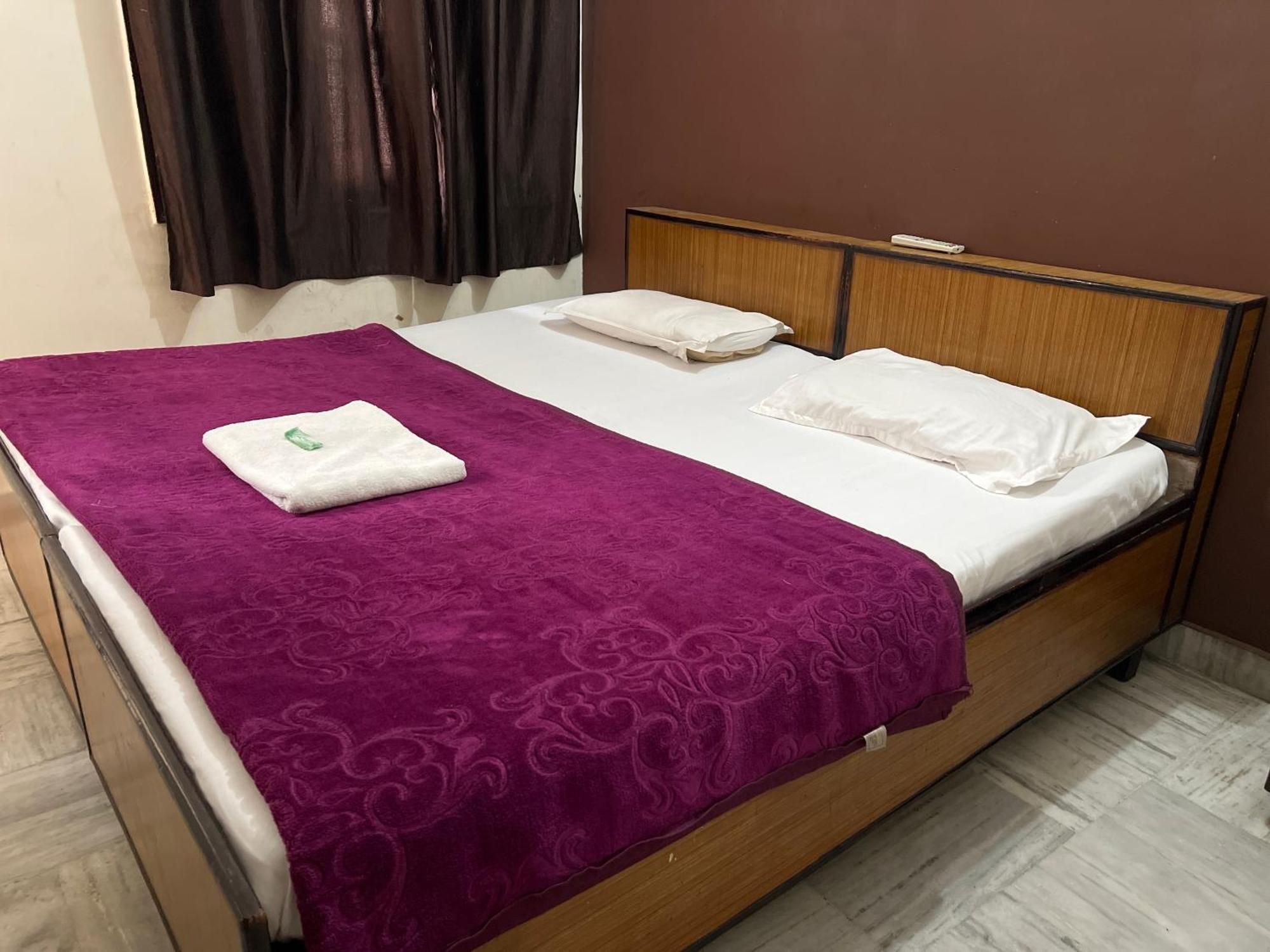 Raja Guest House -- Jalandhar Railway Station -- For Family, Couples, Travellers Екстериор снимка