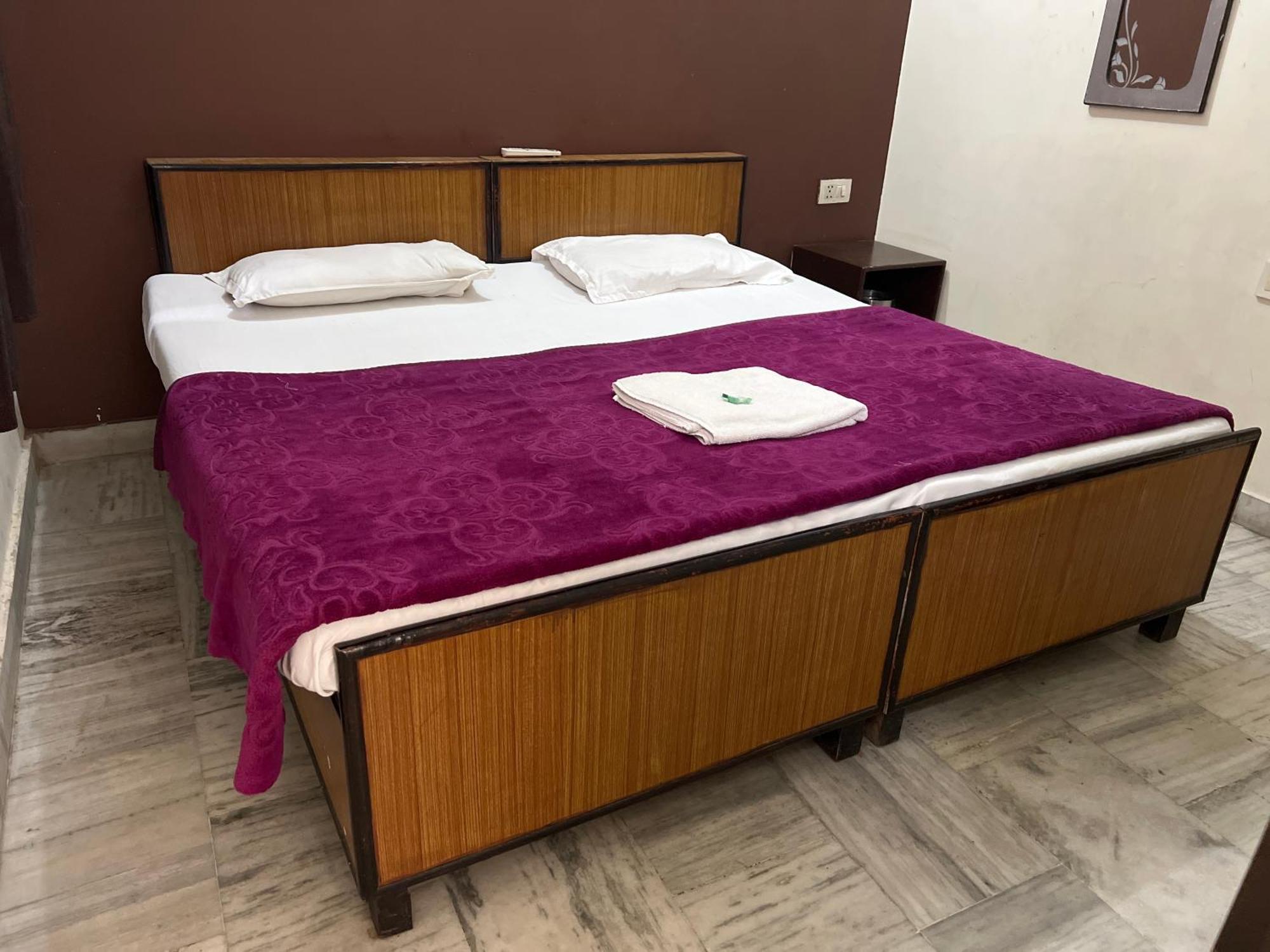 Raja Guest House -- Jalandhar Railway Station -- For Family, Couples, Travellers Екстериор снимка