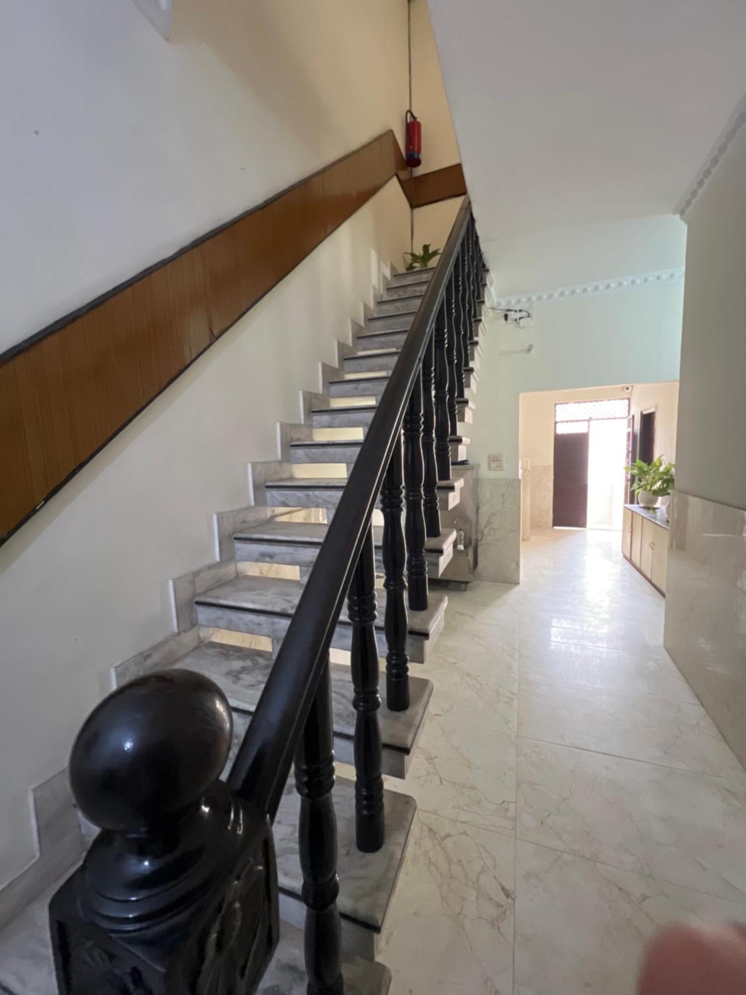 Raja Guest House -- Jalandhar Railway Station -- For Family, Couples, Travellers Екстериор снимка