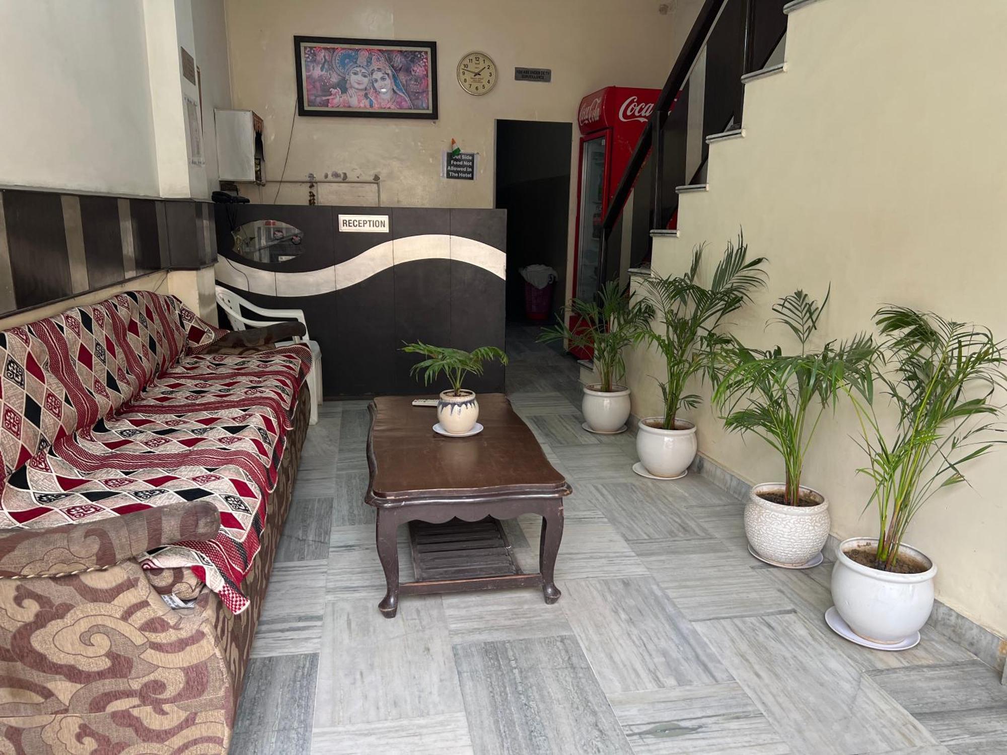 Raja Guest House -- Jalandhar Railway Station -- For Family, Couples, Travellers Екстериор снимка