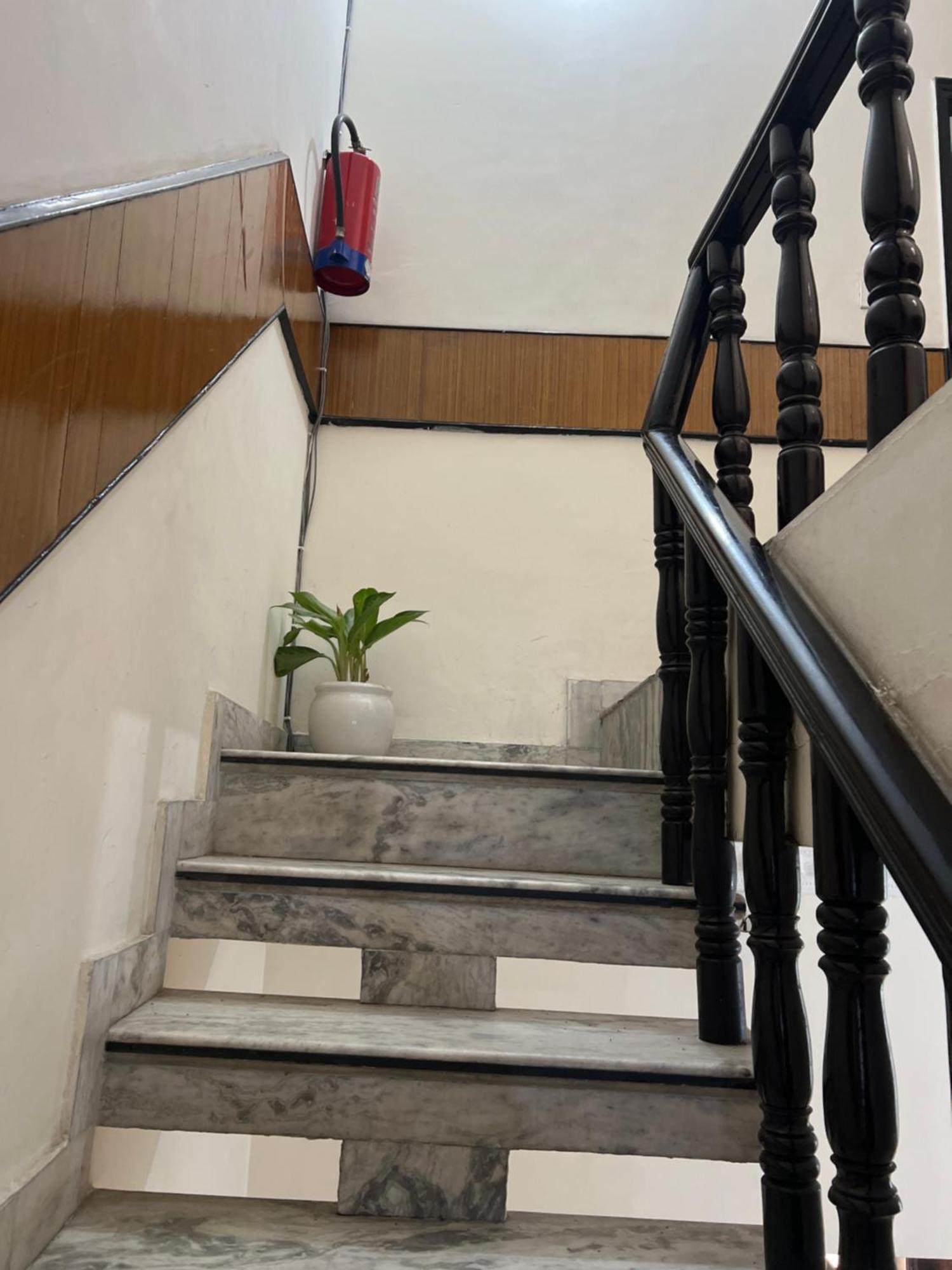 Raja Guest House -- Jalandhar Railway Station -- For Family, Couples, Travellers Екстериор снимка