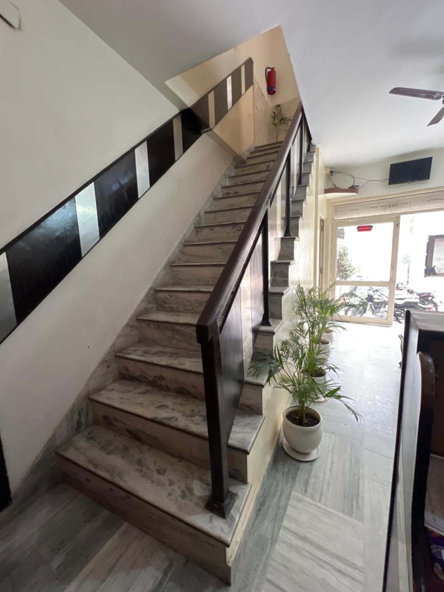 Raja Guest House -- Jalandhar Railway Station -- For Family, Couples, Travellers Екстериор снимка