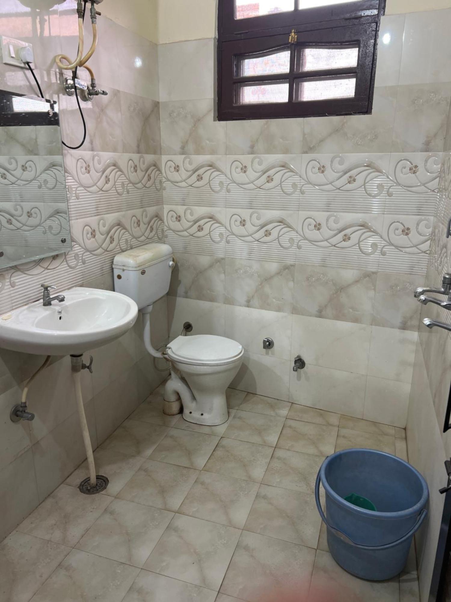 Raja Guest House -- Jalandhar Railway Station -- For Family, Couples, Travellers Екстериор снимка