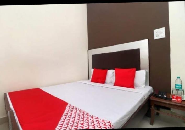Raja Guest House -- Jalandhar Railway Station -- For Family, Couples, Travellers Екстериор снимка