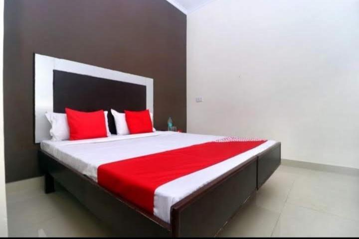 Raja Guest House -- Jalandhar Railway Station -- For Family, Couples, Travellers Екстериор снимка