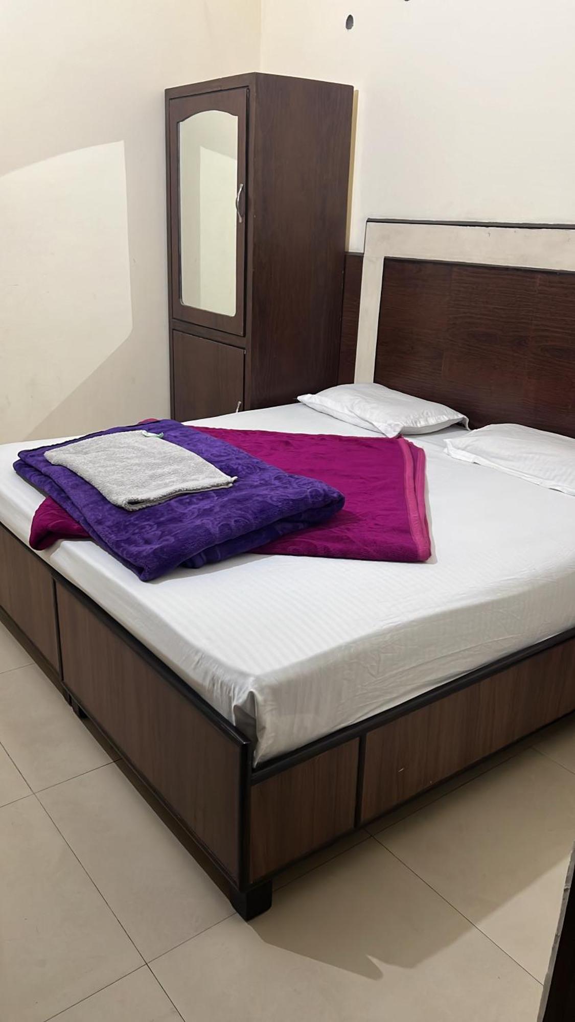 Raja Guest House -- Jalandhar Railway Station -- For Family, Couples, Travellers Екстериор снимка