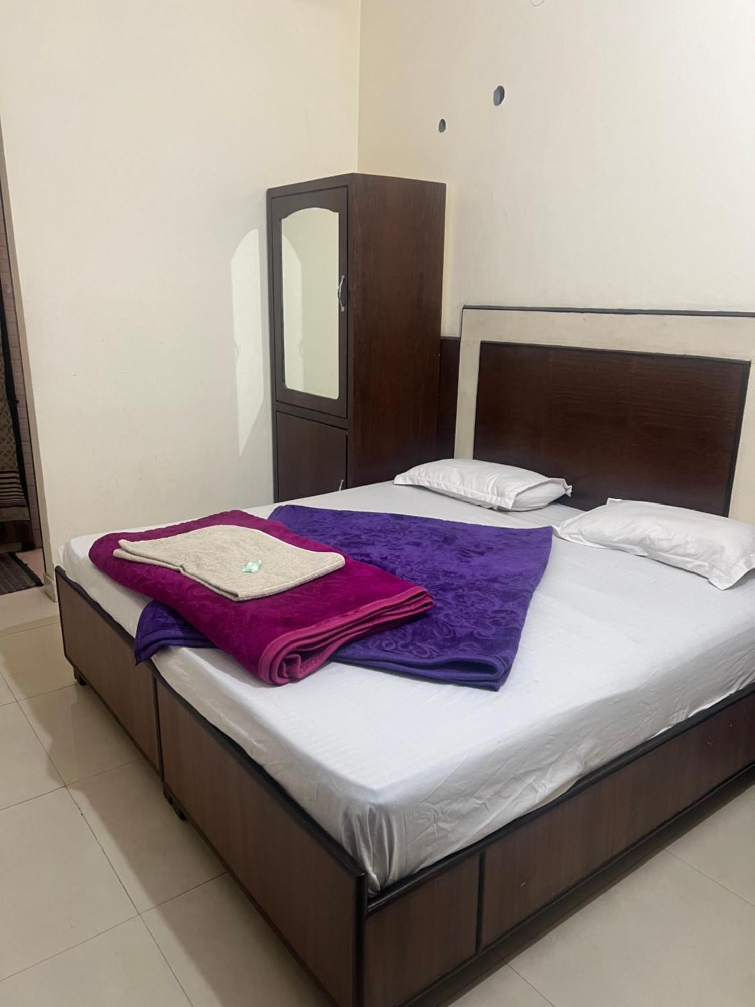 Raja Guest House -- Jalandhar Railway Station -- For Family, Couples, Travellers Екстериор снимка