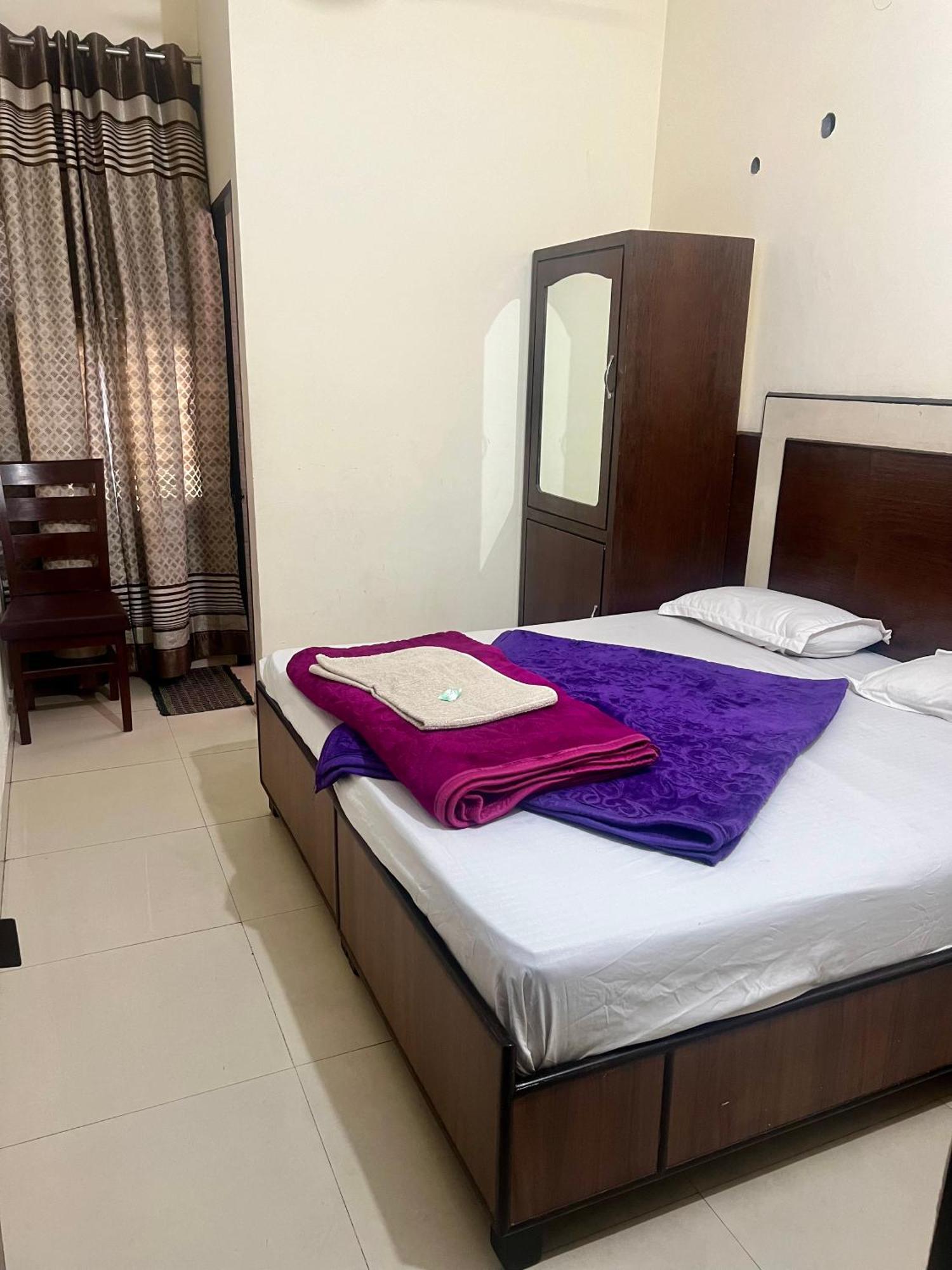 Raja Guest House -- Jalandhar Railway Station -- For Family, Couples, Travellers Екстериор снимка